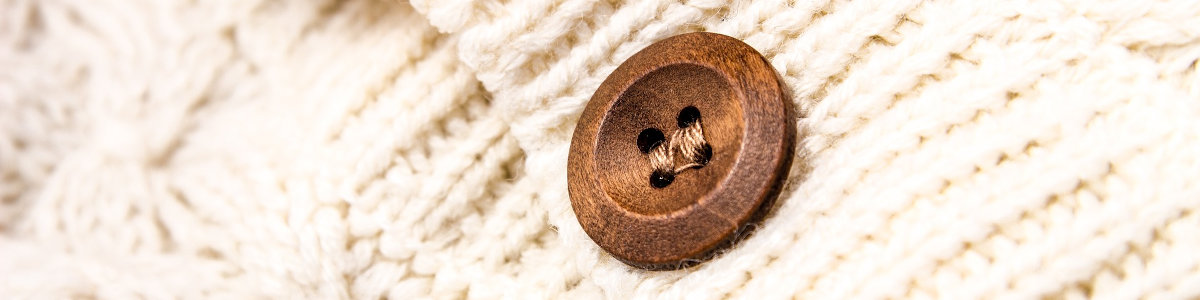Modowe inspiracje: swetry damskie na zimę i nie tylko